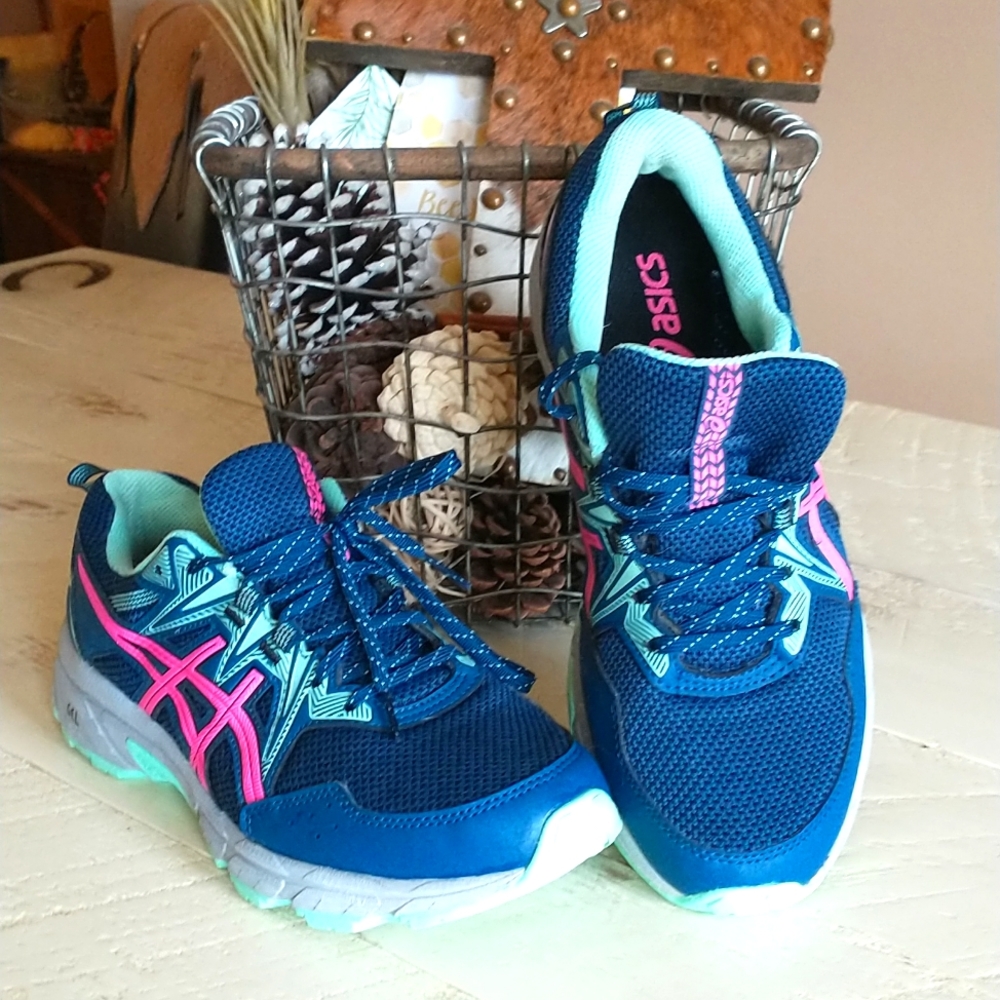 Ladies Sneakers Size 9 1/2 Wide